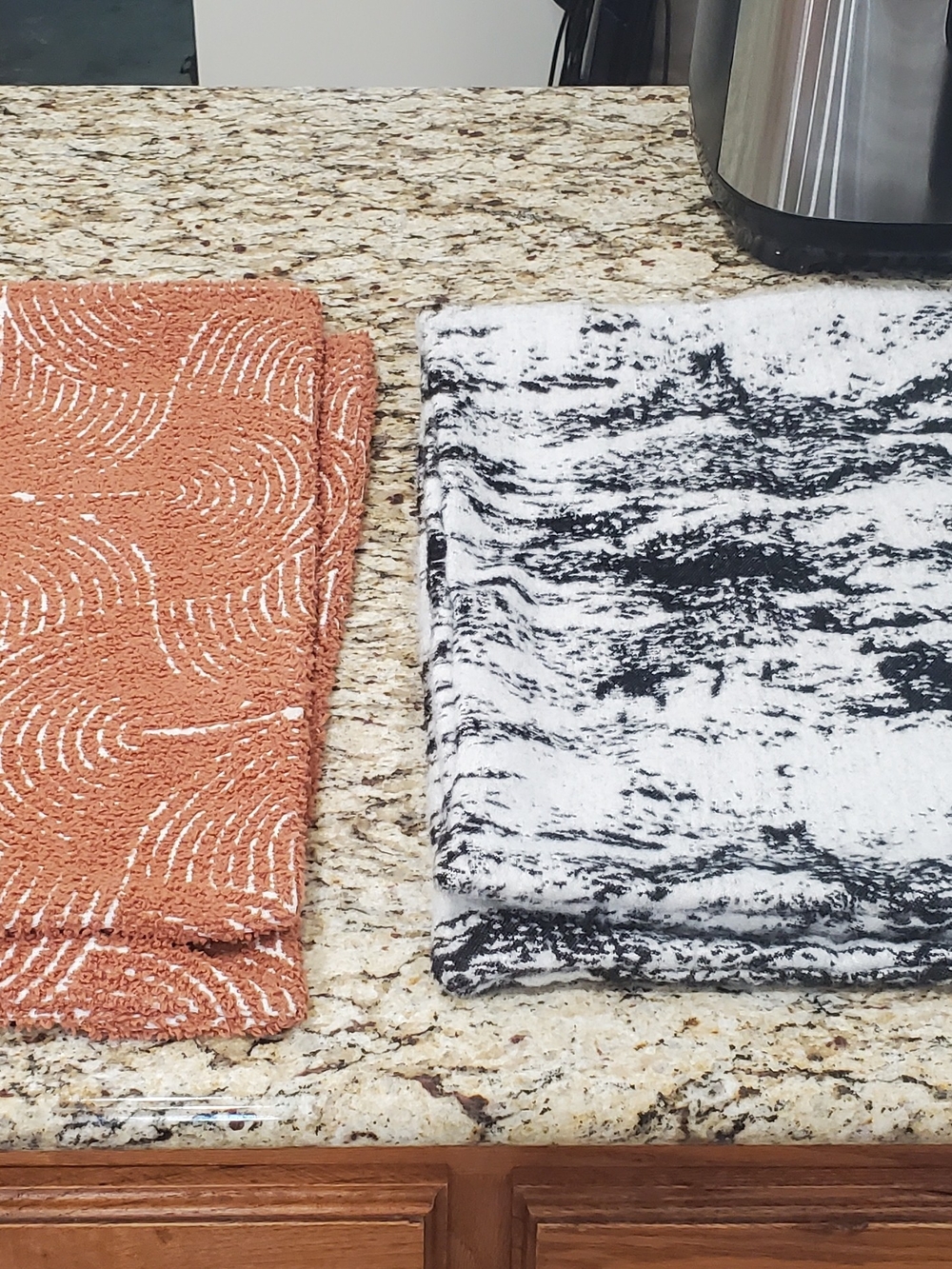 Set Of 4 Home Rust and Black Marble Patterned Pillow Casses